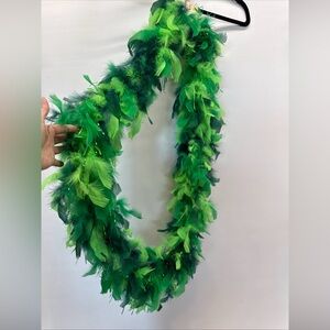 NWT Kelly Green Feather Boa Mardi Gras Costumes & Parties St Patrick Day Lurex
